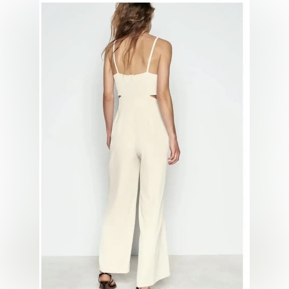 Zara Jumpsuit wide leg with cut out details size med in a ivory cream color - Picture 4 of 12